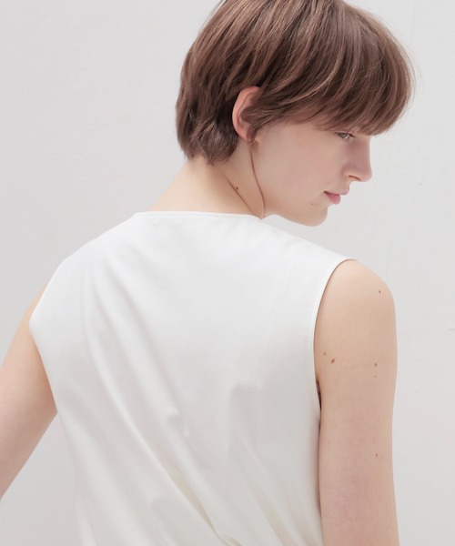 DRESSLAVE(ドレスレイブ)の「deep squre Vneck pullover(ディープスクエアVネックプルオーバー)(シャツ/ブラウス・レディース・ブラック/ホワイト・38)」の7枚目の写真