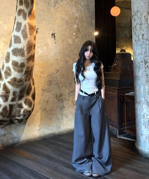 ViViDAY(ビビデー)の「フロントレースリボン柄ショート丈tシャツ(Tシャツ/カットソー・レディース・ホワイト/ブラック・M)」の18枚目の写真