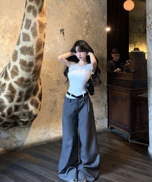 ViViDAY(ビビデー)の「フロントレースリボン柄ショート丈tシャツ(Tシャツ/カットソー・レディース・ホワイト/ブラック・M)」の3枚目の写真