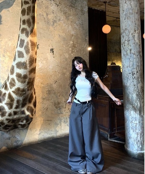 ViViDAY(ビビデー)の「フロントレースリボン柄ショート丈tシャツ(Tシャツ/カットソー・レディース・ホワイト/ブラック・M)」の5枚目の写真