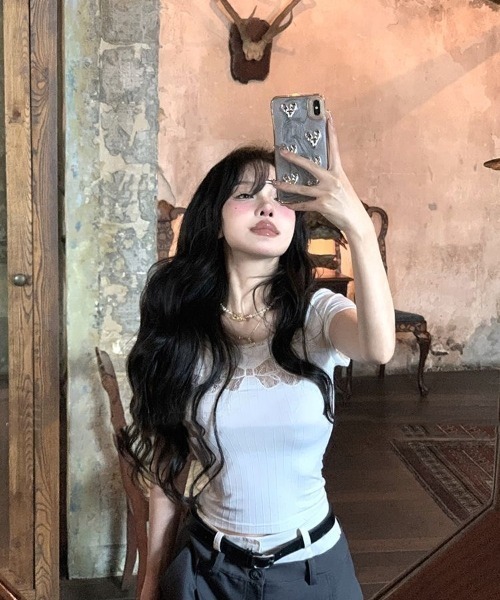 ViViDAY(ビビデー)の「フロントレースリボン柄ショート丈tシャツ(Tシャツ/カットソー・レディース・ホワイト/ブラック・M)」の6枚目の写真