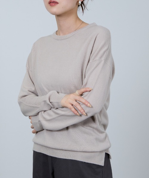 NAVY(ネイビー)の「カシミヤタッチクルーネックニット(ニット/セーター・レディース・グレイッシュベージュ/ネイビー/グレー・L/M)」の2枚目の写真