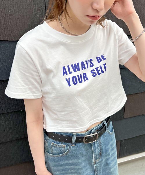 ABYS（アビス）の「【選べる着丈】英字ロゴプリントTシャツ / 半袖ロゴT（Tシャツ/カットソー・レディース・ネイビー/ホワイト/ブラウン/レッド・M-Short/M-Long）」の2枚目の写真