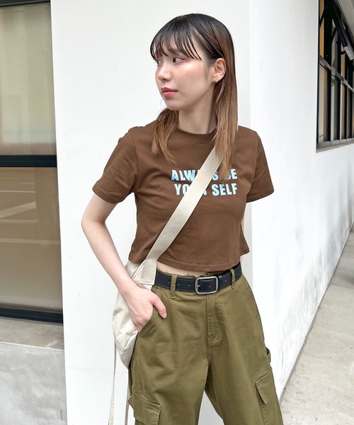 ABYS（アビス）の「【選べる着丈】英字ロゴプリントTシャツ / 半袖ロゴT（Tシャツ/カットソー・レディース・ネイビー/ホワイト/ブラウン/レッド・M-Short/M-Long）」の5枚目の写真
