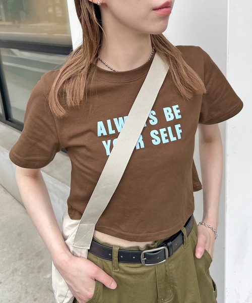 ABYS（アビス）の「【選べる着丈】英字ロゴプリントTシャツ / 半袖ロゴT（Tシャツ/カットソー・レディース・ネイビー/ホワイト/ブラウン/レッド・M-Short/M-Long）」の6枚目の写真