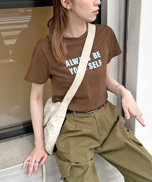 ABYS（アビス）の「【選べる着丈】英字ロゴプリントTシャツ / 半袖ロゴT（Tシャツ/カットソー・レディース・ネイビー/ホワイト/ブラウン/レッド・M-Short/M-Long）」の8枚目の写真