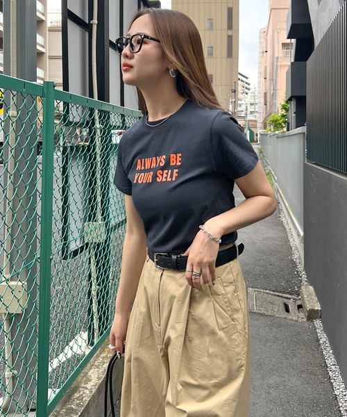 ABYS（アビス）の「【選べる着丈】英字ロゴプリントTシャツ / 半袖ロゴT（Tシャツ/カットソー・レディース・ネイビー/ホワイト/ブラウン/レッド・M-Short/M-Long）」の16枚目の写真