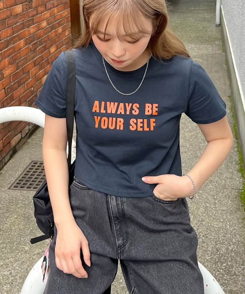 ABYS（アビス）の「【選べる着丈】英字ロゴプリントTシャツ / 半袖ロゴT（Tシャツ/カットソー・レディース・ネイビー/ホワイト/ブラウン/レッド・M-Short/M-Long）」の19枚目の写真