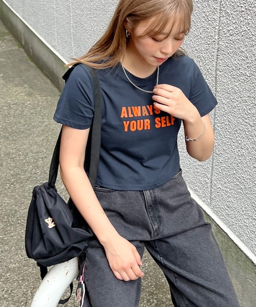 ABYS（アビス）の「【選べる着丈】英字ロゴプリントTシャツ / 半袖ロゴT（Tシャツ/カットソー・レディース・ネイビー/ホワイト/ブラウン/レッド・M-Short/M-Long）」の20枚目の写真