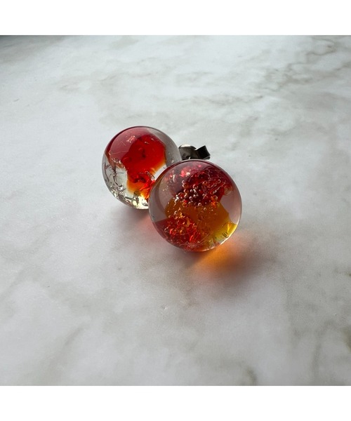 tone(トーン)の「【masamiyabi】海シリーズ『琉球』球体ピアス(大)(MA)(ピアス(両耳用)・レディース・レッド/ブルー・FREE)」の1枚目の写真