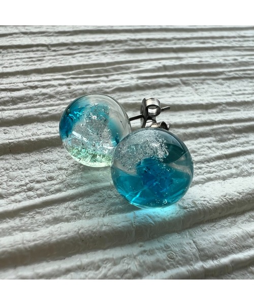 tone(トーン)の「【masamiyabi】海シリーズ『琉球』球体ピアス(大)(MA)(ピアス(両耳用)・レディース・レッド/ブルー・FREE)」の2枚目の写真