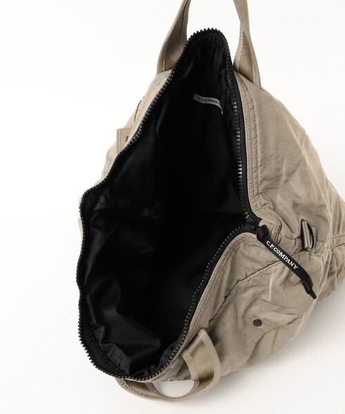 C.P. COMPANY（シーピーカンパニー）の「C.P. Company / ACC BAG IN NYLON B（ショルダーバッグ・メンズ・ベージュ/ブラック・ONE SIZE）」の4枚目の写真