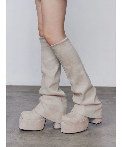 EMODA(エモダ)の「ルーズフレアカバーフィットブーツ(ブーツ・レディース・アイボリー/ブラック/ブラウン・SMALL/MEDIUM/LARGE)」の4枚目の写真