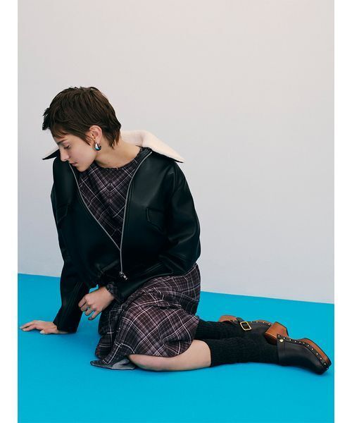 Mila Owen(ミラオーウェン)の「ステンカラーフェイクレザーブルゾン(ブルゾン・レディース・ブラック/キャメル/ダークブラウン・0/1)」の6枚目の写真