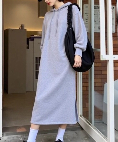cammie(キャミー)の「サイドスリットフード付きワンピース(ワンピース・レディース・ブラック/グレー・F)」の5枚目の写真
