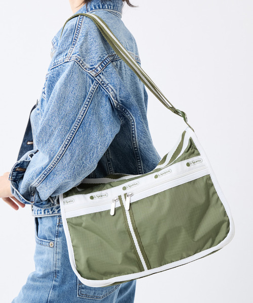 LeSportsac（レスポートサック）の「DELUXE EVERYDAY BAG スペクテイターオリーブ（ショルダーバッグ・レディース・グリーン・FREE）」の2枚目の写真