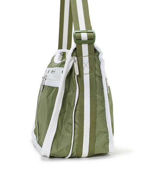 LeSportsac（レスポートサック）の「DELUXE EVERYDAY BAG スペクテイターオリーブ（ショルダーバッグ・レディース・グリーン・FREE）」の6枚目の写真