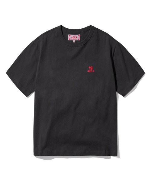 AECA(エイカ)の「EVERYDAY AECA CLOVER HALF SLEEVE TEE-CHARCOAL(Tシャツ/カットソー・レディース・その他・LARGE/MEDIUM/SMALL/XX-LARGE/X-LARGE)」の1枚目の写真
