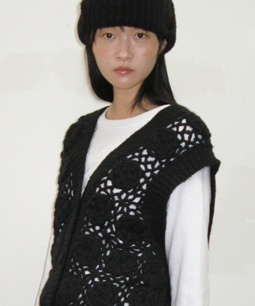 RONRON(ロンロン)の「FLOWER CROCHET HANDMADE KNIT VEST BLACK(ベスト・レディース・その他・FREE)」の2枚目の写真