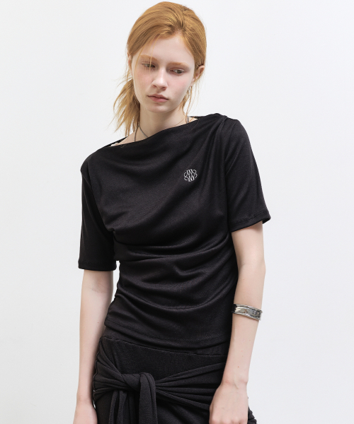 NICK&NICOLE(ニックアンドニコール)の「HALF SHIRRING DRAPE BOAT NECK TOP_BLACK(Tシャツ/カットソー・レディース・その他・FREE)」の2枚目の写真