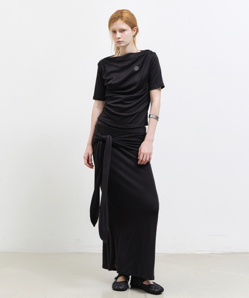 NICK&NICOLE(ニックアンドニコール)の「HALF SHIRRING DRAPE BOAT NECK TOP_BLACK(Tシャツ/カットソー・レディース・その他・FREE)」の3枚目の写真