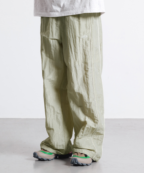 F.ILLUMINATE(フィルミネイト)の「パイピングラインナイロンパンツ-ライトカーキ(スウェットパンツ・レディース・その他・SMALL/MEDIUM/LARGE)」の4枚目の写真