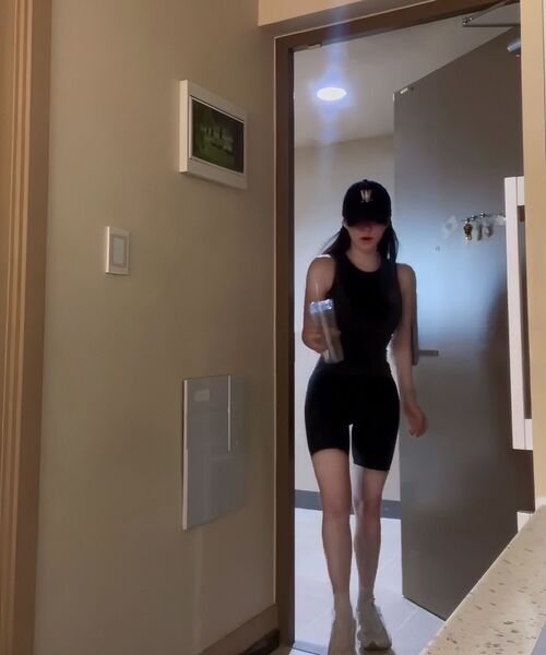 WOOALONG（ウアロン）の「Deep signature logo ball cap - BLACK（キャップ・レディース・ブラック・MEDIUM/SMALL）」の18枚目の写真