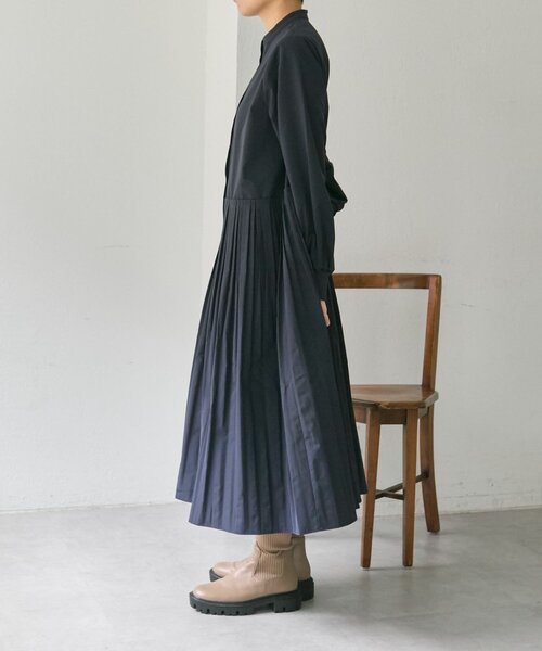 ear PAPILLONNER（イアパピヨネ）の「消しプリーツワンピース【SUM1 STYLE】（ワンピース・レディース・ネイビー/ベージュ系その他・FREE）」の4枚目の写真