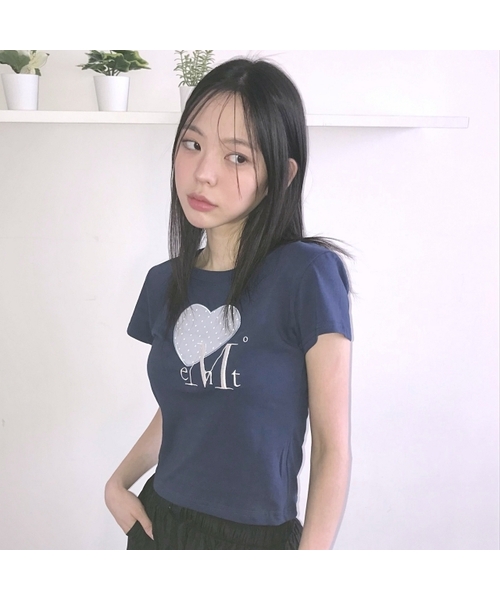 MUCENT(ムセント)の「モアドットハートロゴパッチラウンドネッククロップ半袖Tシャツ(2カラー)(Tシャツ/カットソー・レディース・ホワイト/ネイビー・FREE)」の2枚目の写真
