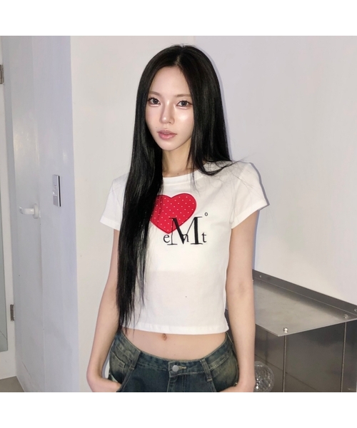 MUCENT(ムセント)の「モアドットハートロゴパッチラウンドネッククロップ半袖Tシャツ(2カラー)(Tシャツ/カットソー・レディース・ホワイト/ネイビー・FREE)」の1枚目の写真