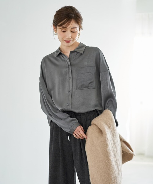 STYLE DELI(スタイルデリ)の「【LUXE】シボ入りとろみサテンシャツB(シャツ/ブラウス・レディース・ライトベージュ/バーガンディー/グレー・FREE)」の2枚目の写真