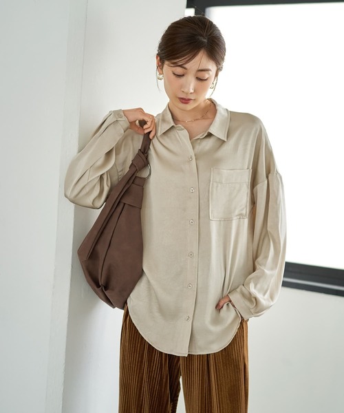 STYLE DELI(スタイルデリ)の「【LUXE】シボ入りとろみサテンシャツB(シャツ/ブラウス・レディース・ライトベージュ/バーガンディー/グレー・FREE)」の3枚目の写真