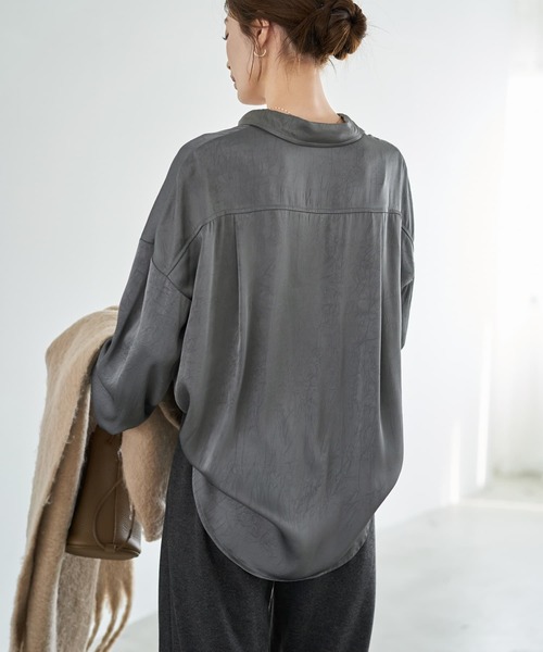STYLE DELI(スタイルデリ)の「【LUXE】シボ入りとろみサテンシャツB(シャツ/ブラウス・レディース・ライトベージュ/バーガンディー/グレー・FREE)」の10枚目の写真