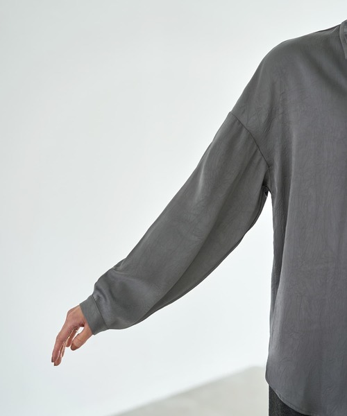 STYLE DELI(スタイルデリ)の「【LUXE】シボ入りとろみサテンシャツB(シャツ/ブラウス・レディース・ライトベージュ/バーガンディー/グレー・FREE)」の11枚目の写真