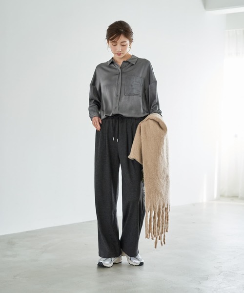 STYLE DELI(スタイルデリ)の「【LUXE】シボ入りとろみサテンシャツB(シャツ/ブラウス・レディース・ライトベージュ/バーガンディー/グレー・FREE)」の13枚目の写真