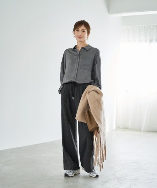 STYLE DELI(スタイルデリ)の「【LUXE】シボ入りとろみサテンシャツB(シャツ/ブラウス・レディース・ライトベージュ/バーガンディー/グレー・FREE)」の4枚目の写真