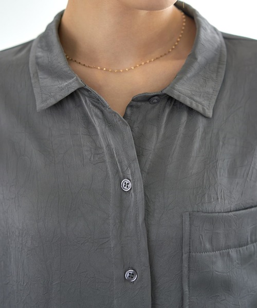 STYLE DELI(スタイルデリ)の「【LUXE】シボ入りとろみサテンシャツB(シャツ/ブラウス・レディース・ライトベージュ/バーガンディー/グレー・FREE)」の5枚目の写真