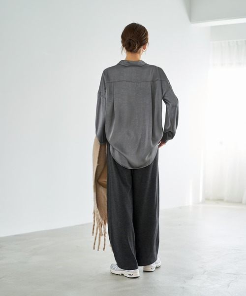 STYLE DELI(スタイルデリ)の「【LUXE】シボ入りとろみサテンシャツB(シャツ/ブラウス・レディース・ライトベージュ/バーガンディー/グレー・FREE)」の9枚目の写真