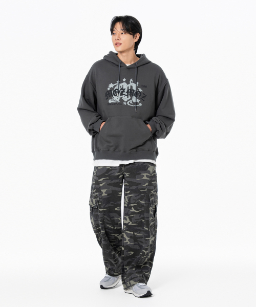 MOZMOZ(モズモズ)の「エムゴシックデジタルグラフィックフードチャコール(パーカー・メンズ・その他・M/XL/XXL)」の2枚目の写真
