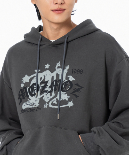MOZMOZ(モズモズ)の「エムゴシックデジタルグラフィックフードチャコール(パーカー・メンズ・その他・M/XL/XXL)」の3枚目の写真