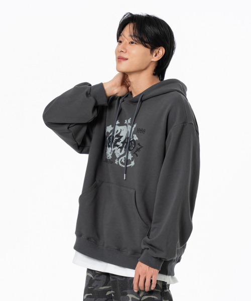 MOZMOZ(モズモズ)の「エムゴシックデジタルグラフィックフードチャコール(パーカー・メンズ・その他・M/XL/XXL)」の4枚目の写真