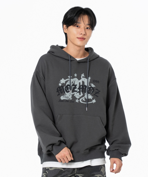 MOZMOZ(モズモズ)の「エムゴシックデジタルグラフィックフードチャコール(パーカー・メンズ・その他・M/XL/XXL)」の5枚目の写真