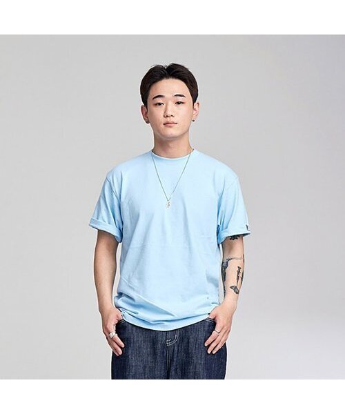 APOSTROPHE COMMA(アポストロフィコンマ)の「リバーシブルラベル無地半袖Tシャツ(ライトブルー)(Tシャツ/カットソー・メンズ・スカイブルー・MEDIUM/SMALL/X-LARGE/LARGE)」の1枚目の写真