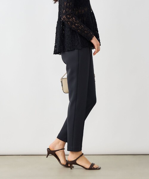 NOLLEY’S Sophi（ノーリーズソフィ）の「《セットアップ対応》ウォッシャブルダンボールテーパードパンツ（その他パンツ・レディース・ブラック/ネイビー・38/36/34）」の2枚目の写真