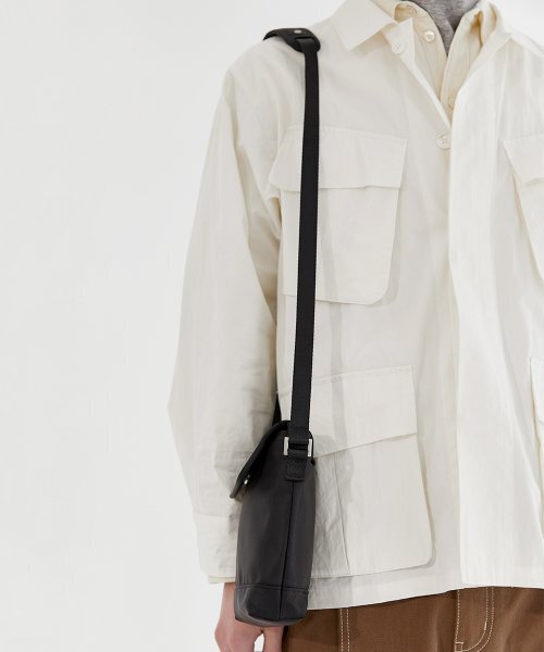 HYPHEN(ハイフン)の「FLAP MINI CROSS BAG (B001_BLACK)(メッセンジャーバッグ・メンズ・ブラック・FREE)」の2枚目の写真