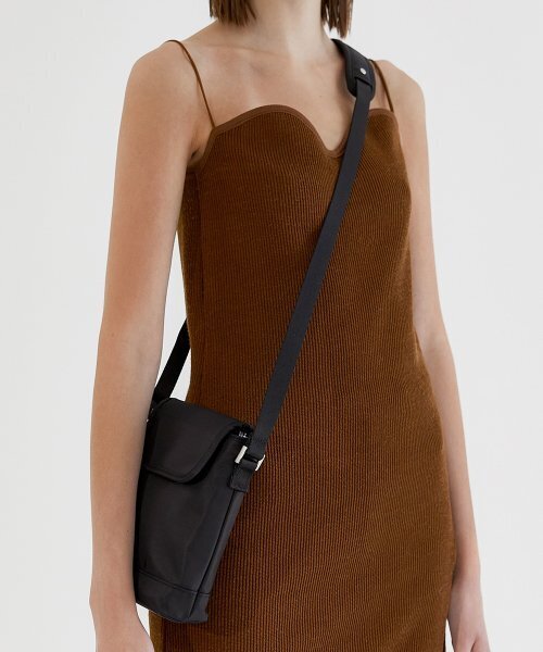 HYPHEN(ハイフン)の「FLAP MINI CROSS BAG (B001_BLACK)(メッセンジャーバッグ・メンズ・ブラック・FREE)」の3枚目の写真