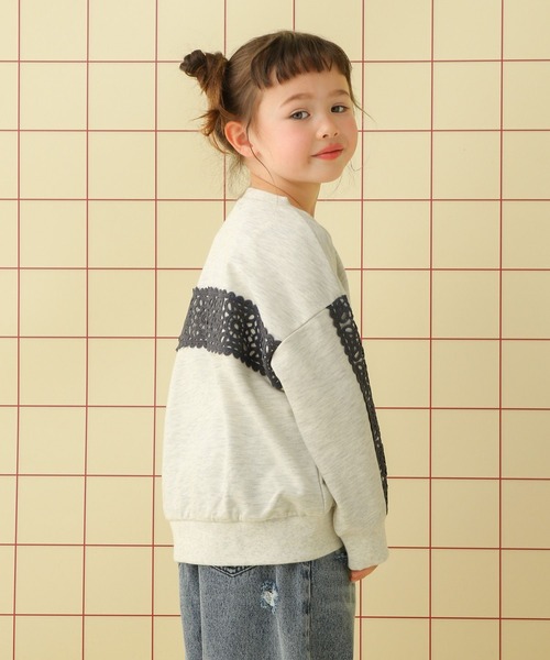 LEPSIM(レプシィム)の「【KIDS】袖クロシェスウェットプルオーバー 652787(スウェット・キッズ・ブラック/ライトブルー/アイボリー・120/140/130)」の2枚目の写真