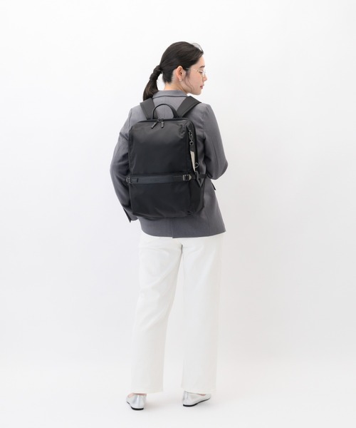W&.Day/Night（ダブルアンド デイナイト）の「リュックサック リッカ スクエアリュック２ 21L B4サイズ 15.6インチPC ボトルホルダー 19153（バックパック/リュック・レディース・アッシュブラウン/ブラック/スモークピンク・FREE）」の4枚目の写真