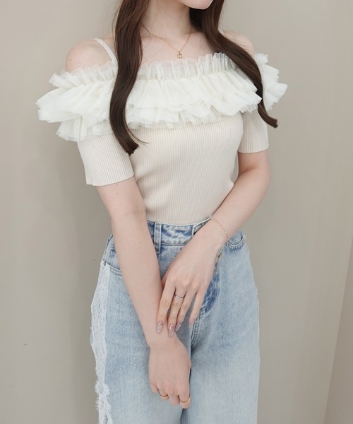 SOELA(ソエラ)の「チュールオフショルダブルフリル半袖ニット(ニット/セーター・レディース・アイボリー/グレー系6/ブラック系その他2・FREE)」の2枚目の写真