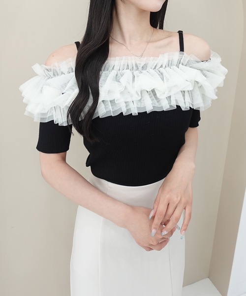 SOELA(ソエラ)の「チュールオフショルダブルフリル半袖ニット(ニット/セーター・レディース・アイボリー/グレー系6/ブラック系その他2・FREE)」の1枚目の写真